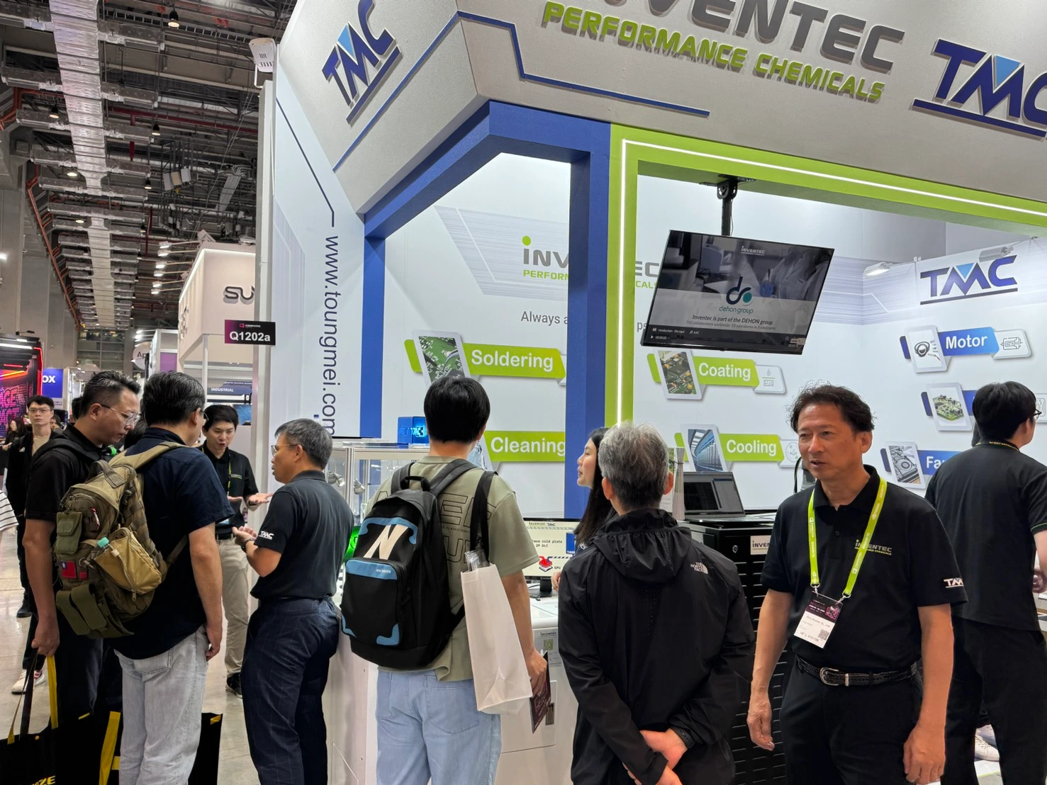 同美企業 TMC 團隊於 COMPUTEX 展位現場與來賓進行浸沒式冷卻技術交流